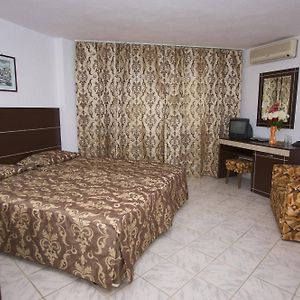 Zimmer mit Kingsize-Bett